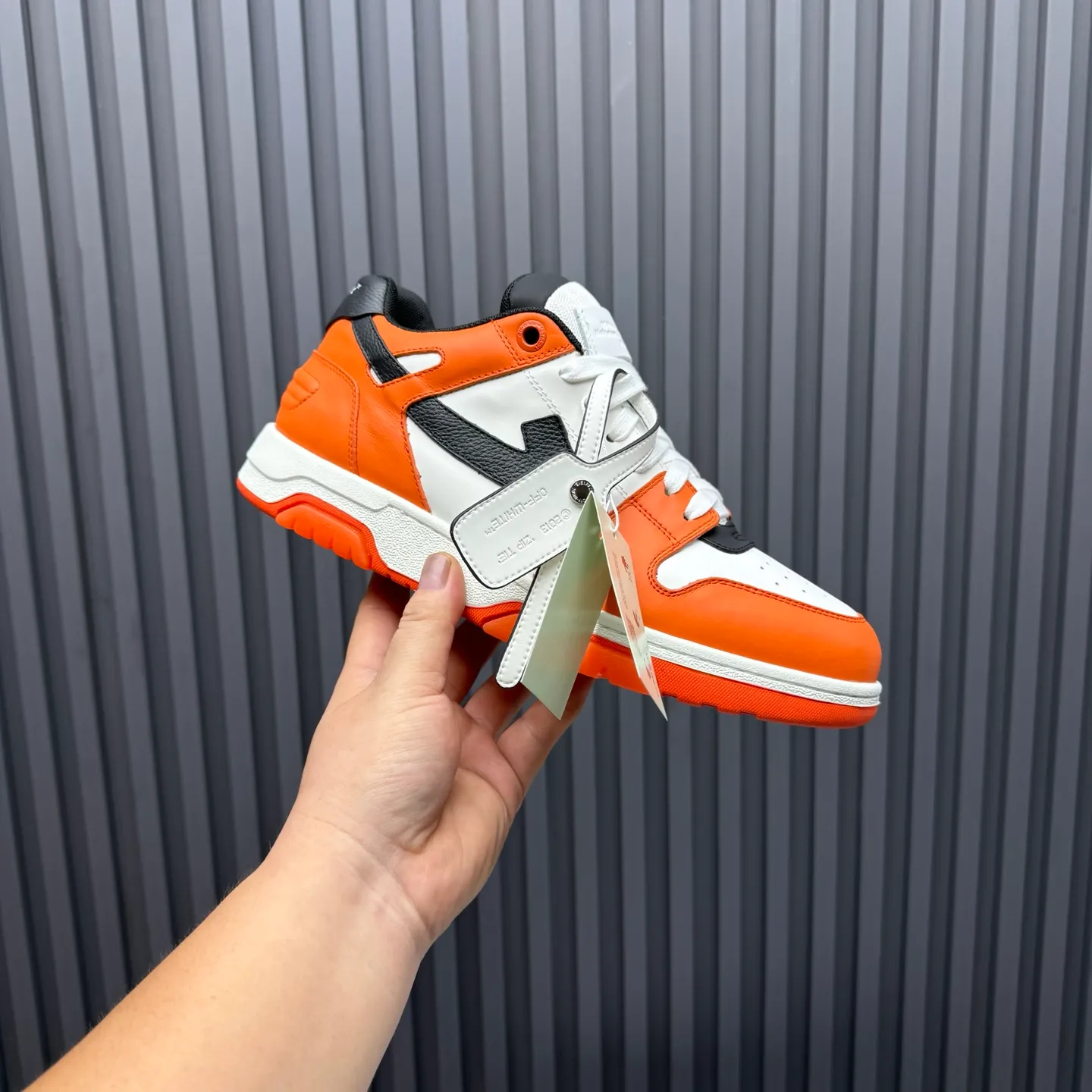 【off- white】P: 620💰Couple model👫, Size: 35-44 (Customized for men 38.45.46) High-quality version👊 "Out of office" series original molding, original lasting, production process 1:1 Original ➰OFF GRAY WHITE OW ➰ First-layer cowhide Imported skin-friendly and environmentally friendly polyester mesh Original molding high elastic and environmentally friendly molding pad Made with the original lasting process. The original molded rubber outsole (never yellows and deforms) has a super correct shape, bright color and strong three-dimensional effect👍. Packaging💯Full set of packaging synchronized with the official website (branded paper, certificate of quality, branded cloth bag)